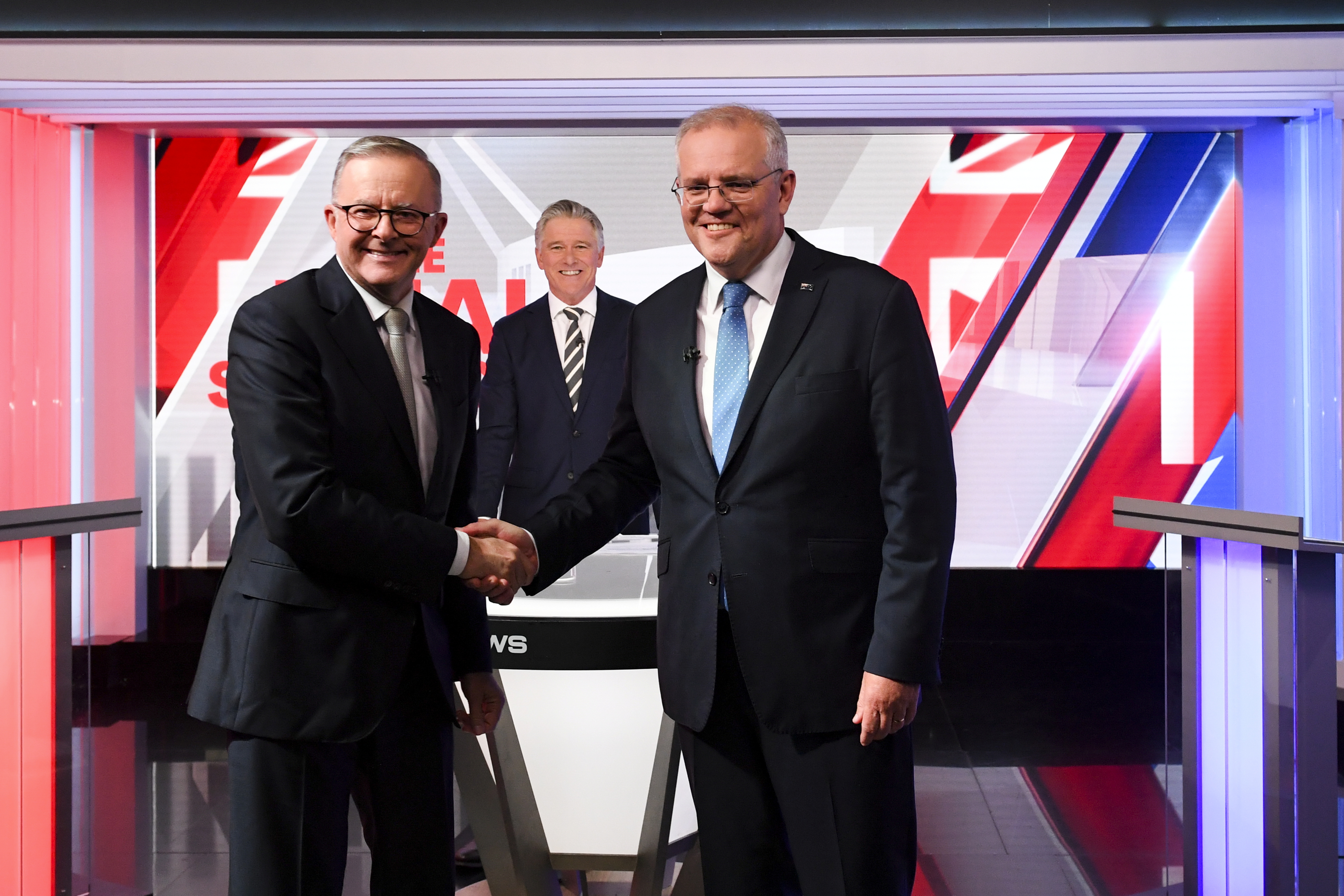 当地时间2022年5月11日，澳大利亚悉尼，澳大利亚总理莫里森（右）和反对党领袖阿尔巴尼斯参加第三次领导人辩论。图/IC photo