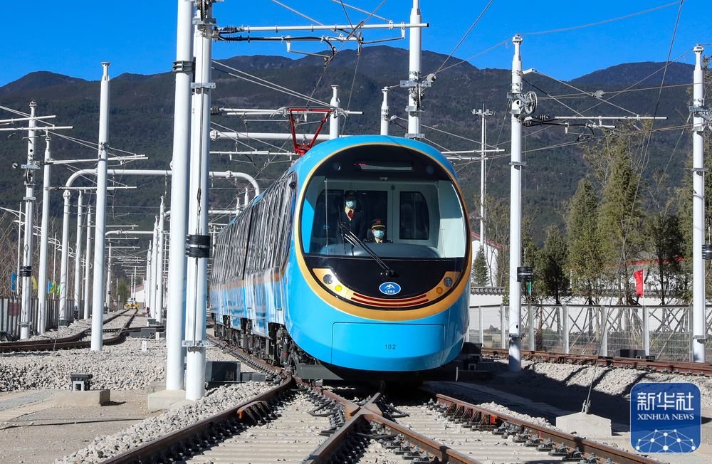 新华全媒丨连接丽江古城和玉龙雪山的丽江观光火车通车