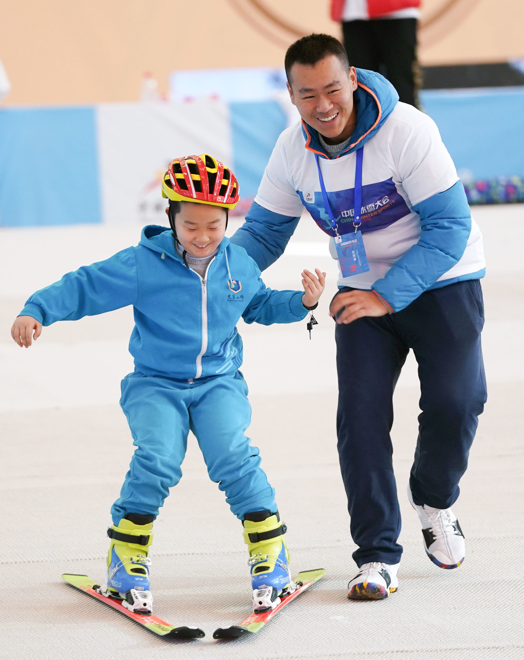 2018年12月24日，为期三天的首届中国冰雪大会在北京展览馆落幕。一位小学生在体验旱地滑雪。新华社记者鞠焕宗摄