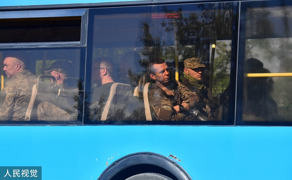 当地时间2022年5月17日，顿涅茨克，又有7辆载有乌方武装人员的大巴离开亚速钢铁厂，前往俄军控制地区，俄侦查委员会称将对投降的乌方武装人员进行审问。人民视觉 图