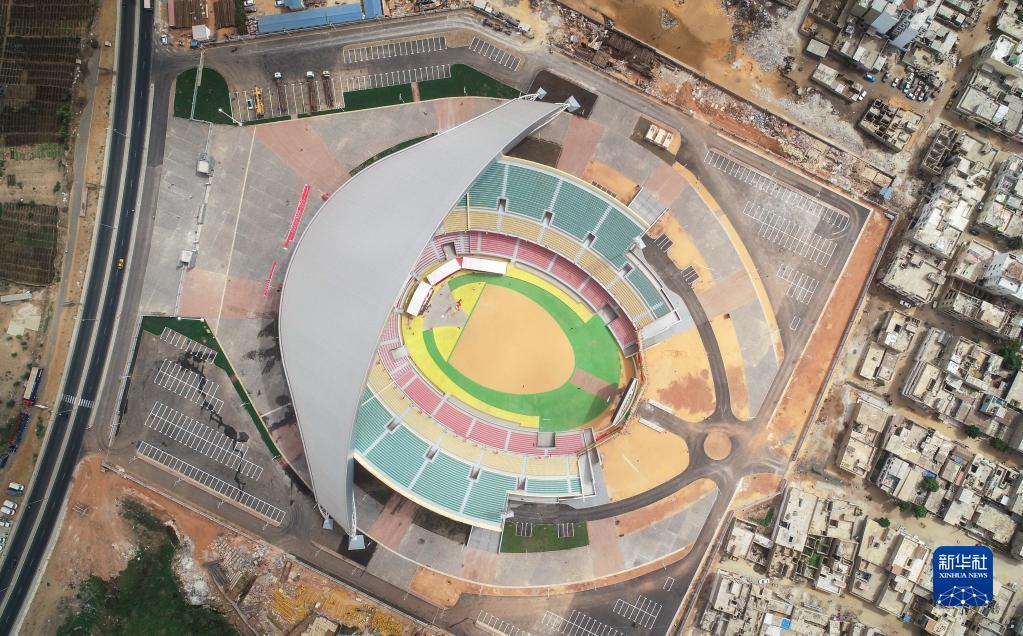 这是2018年7月18日在塞内加尔首都达喀尔拍摄的中国援建的竞技摔跤场（无人机照片）。新华社记者吕帅摄