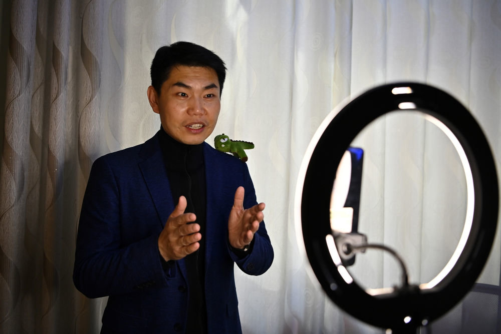 11月30日,太原市交通学校老师韩锐在家里录制心理学科普小视频.