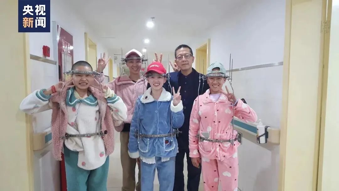 △梁益建与患者的合影