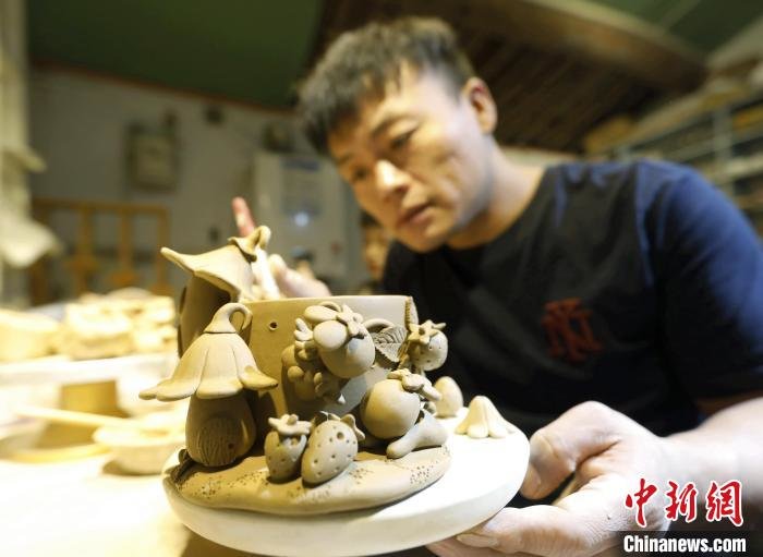 图为张明正在制作创意陶艺。　门丛硕 摄
