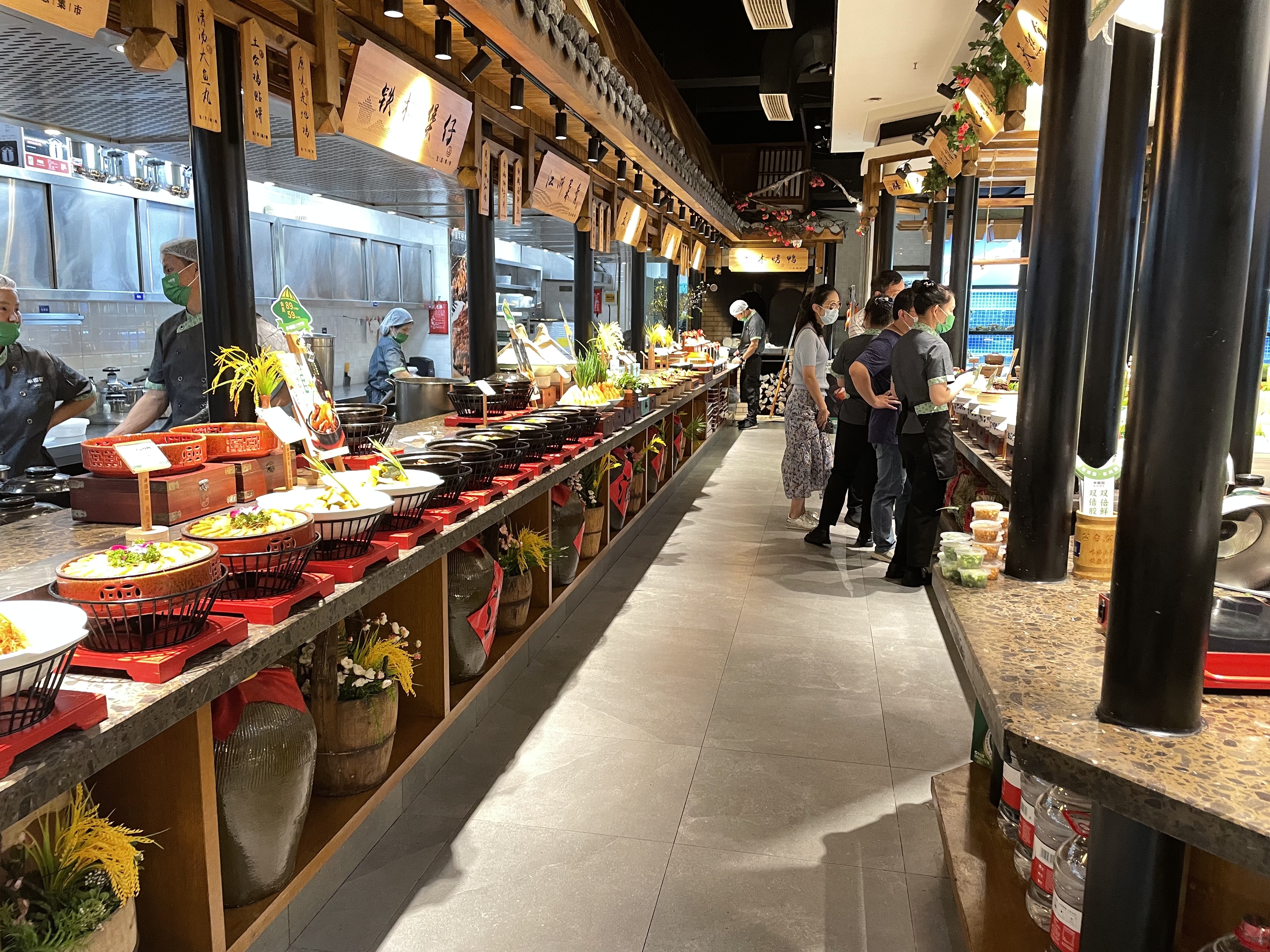 “半亩田”民间菜馆已有序恢复堂食,不少顾客正随着服务员的引导点餐。