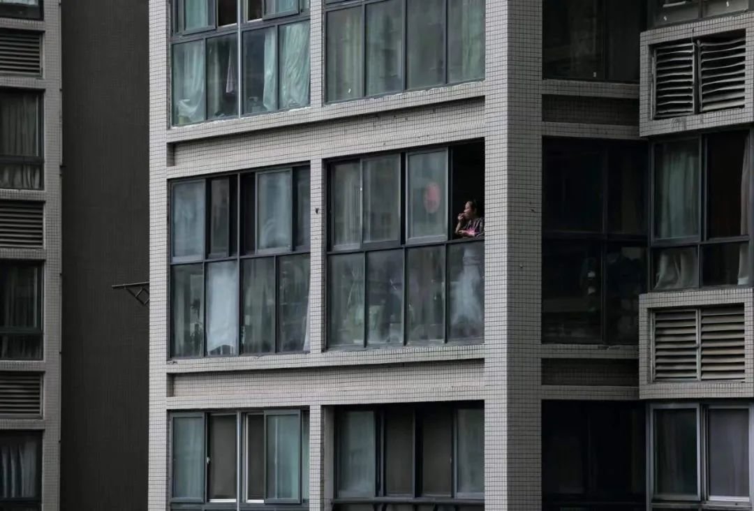 9月2日,四川成都市全员核酸检测期间,一小区的住户在阳台休息。图/人民视觉
