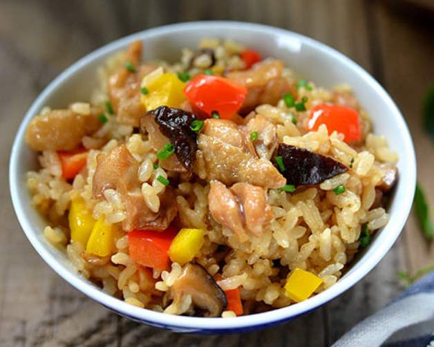 电饭煲香菇鸡肉焖饭图片