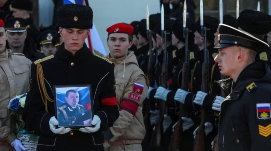 ◆俄罗斯黑海舰队副司令帕利（Andrei Paliy）的葬礼和追悼会上的俄军水手。3月20日，帕利在乌阵亡，他是为外界所知的首个在乌丧命的高级将领。