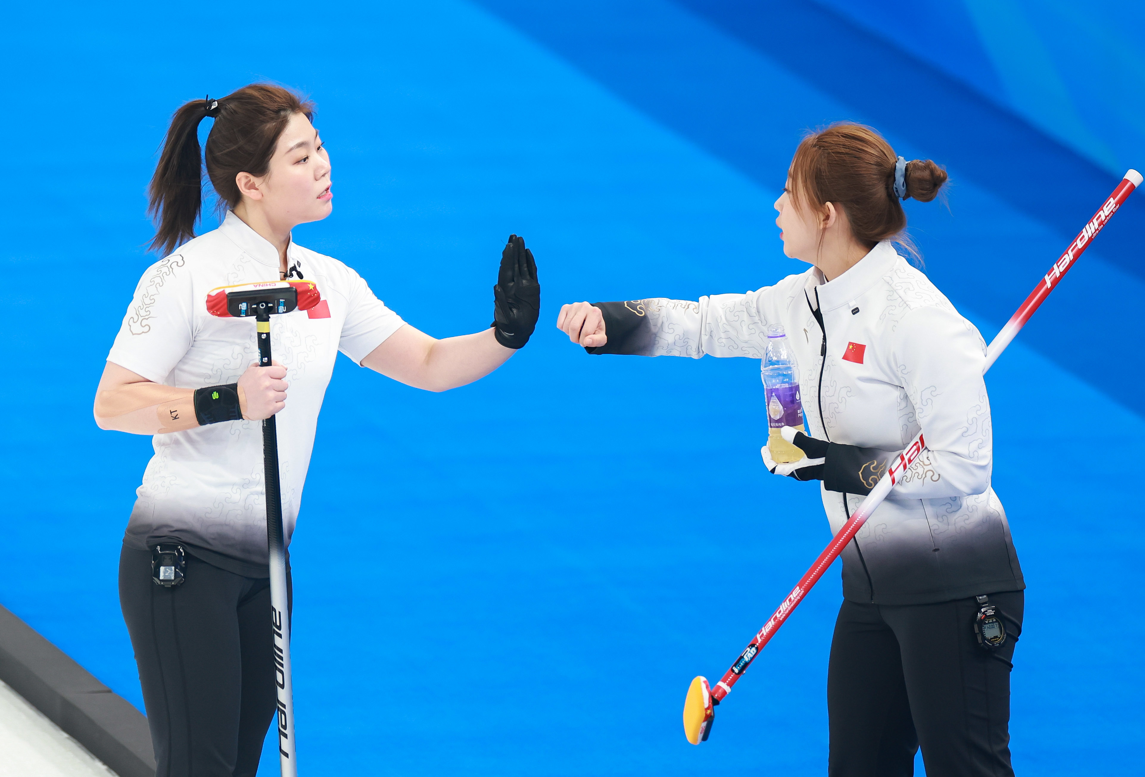 一日双胜中国女子冰壶队保留四强希望