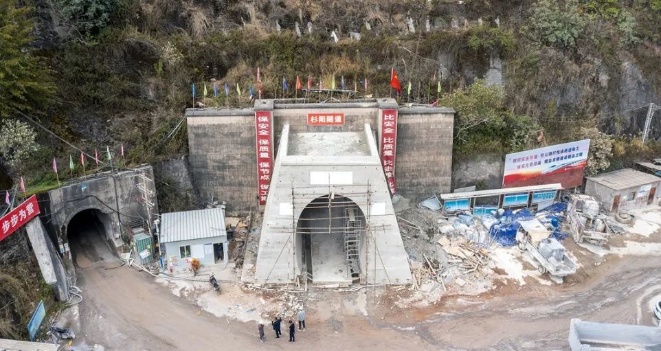 历时14年大瑞铁路杉阳隧道终于贯通全长1339公里