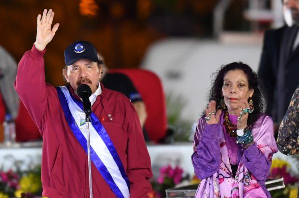 尼加拉瓜总统奥尔特加（左） 新华社资料图片
