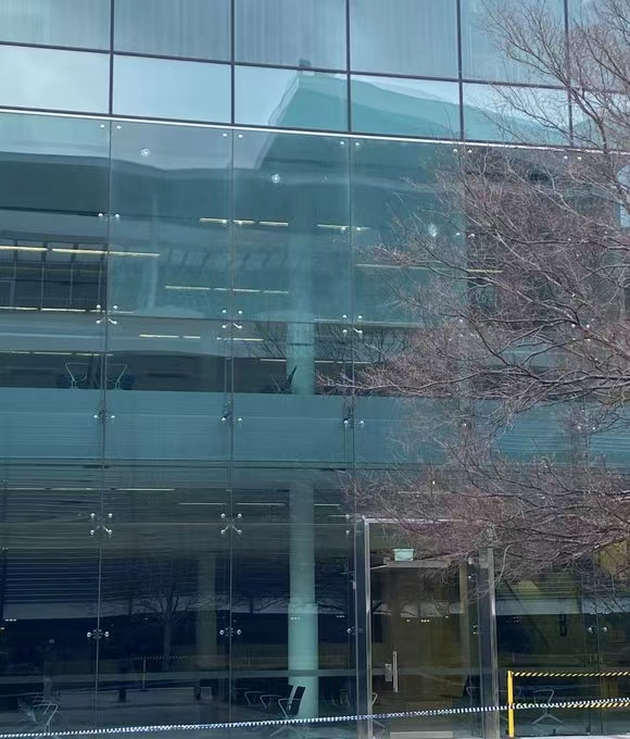 澳媒照片显示，航站楼玻璃窗上有3个弹孔