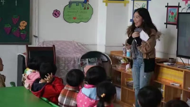 2016年10月，严婧在甘肃一个贫困村的幼儿园做公益项目，把制作的节目送给西北的一些幼儿园。受访者供图