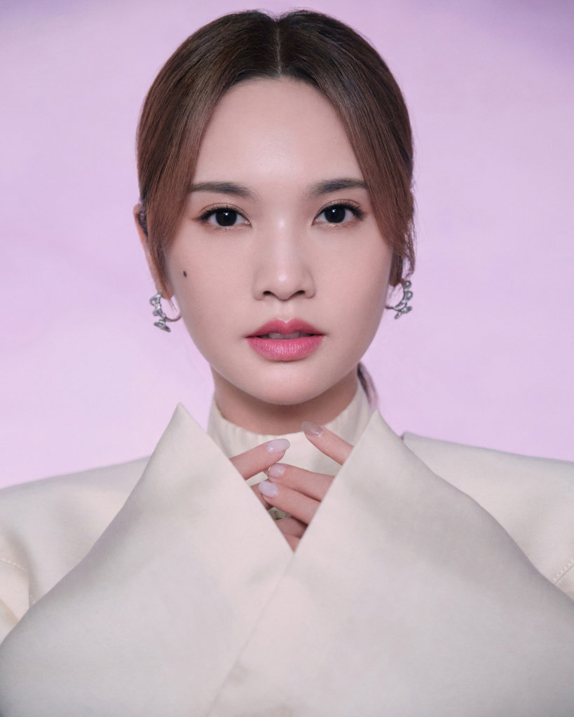 杨丞琳《我们的歌》柔和粉意写真发布 妆容精致蛮腰微露_凤凰网