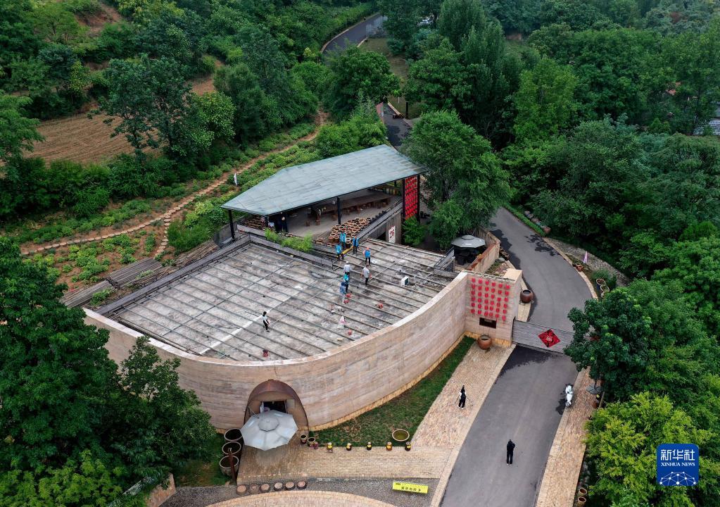 这是7月13日拍摄的“洛阳三彩陶艺村”一景（无人机照片）。新华社记者 李安 摄
