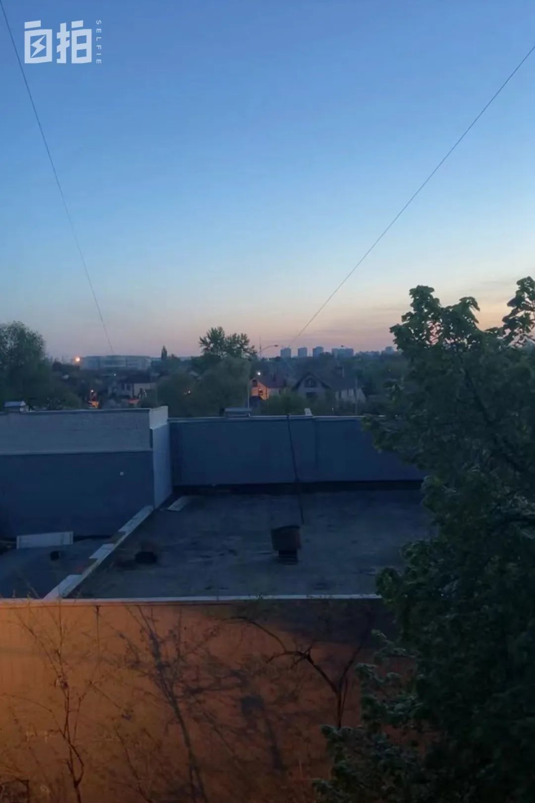这是从我家窗口看到的凌晨四点的基辅天空。