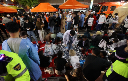 韩国警方和消防部门在事发现场进行救援工作。图自韩媒