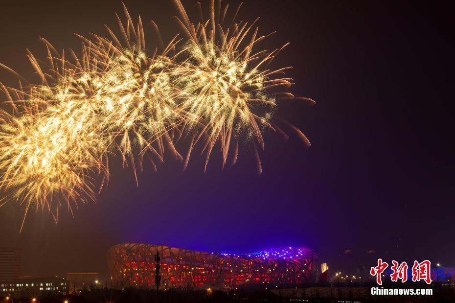 资料图:1月30日,北京,2022年北京冬奥会开幕式彩排举行,烟花在鸟巢