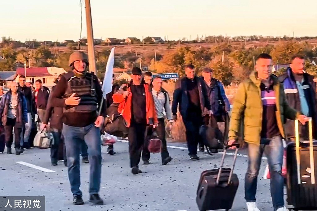 （视频截图）当地时间2022年10月17日，110名俄罗斯公民从乌克兰控制的区域返回，其中包括72名被拘留的俄罗斯民船水手。