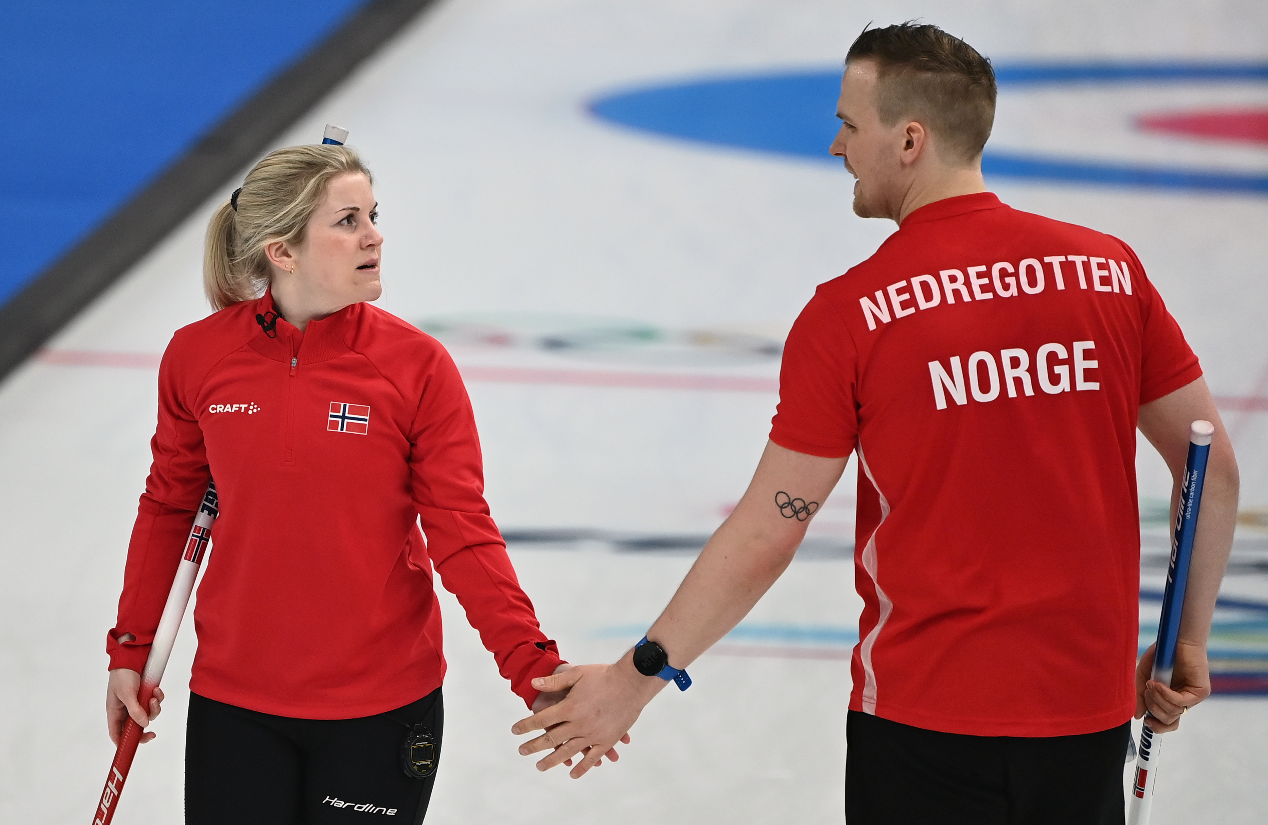 2月7日,挪威选手克丽斯廷·斯卡斯利恩(左)和芒努斯·内德雷戈滕在比赛中。新华社记者李贺摄