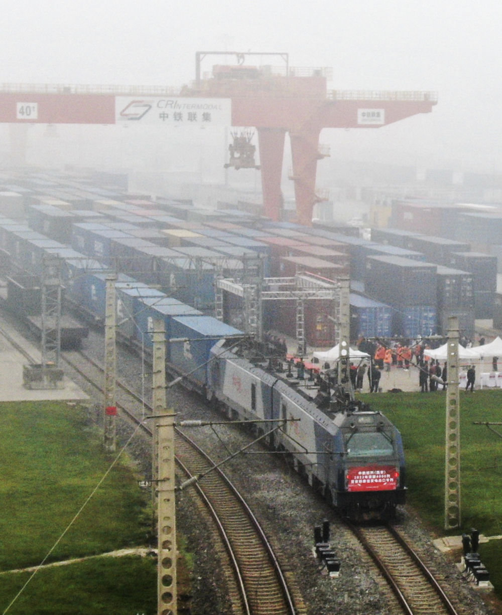 ↑11月23日，满载家电产品的中欧班列在西安国际港站等待发车（无人机照片）。