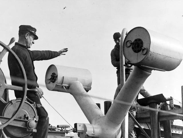 Y型炮投掷深水炸弹