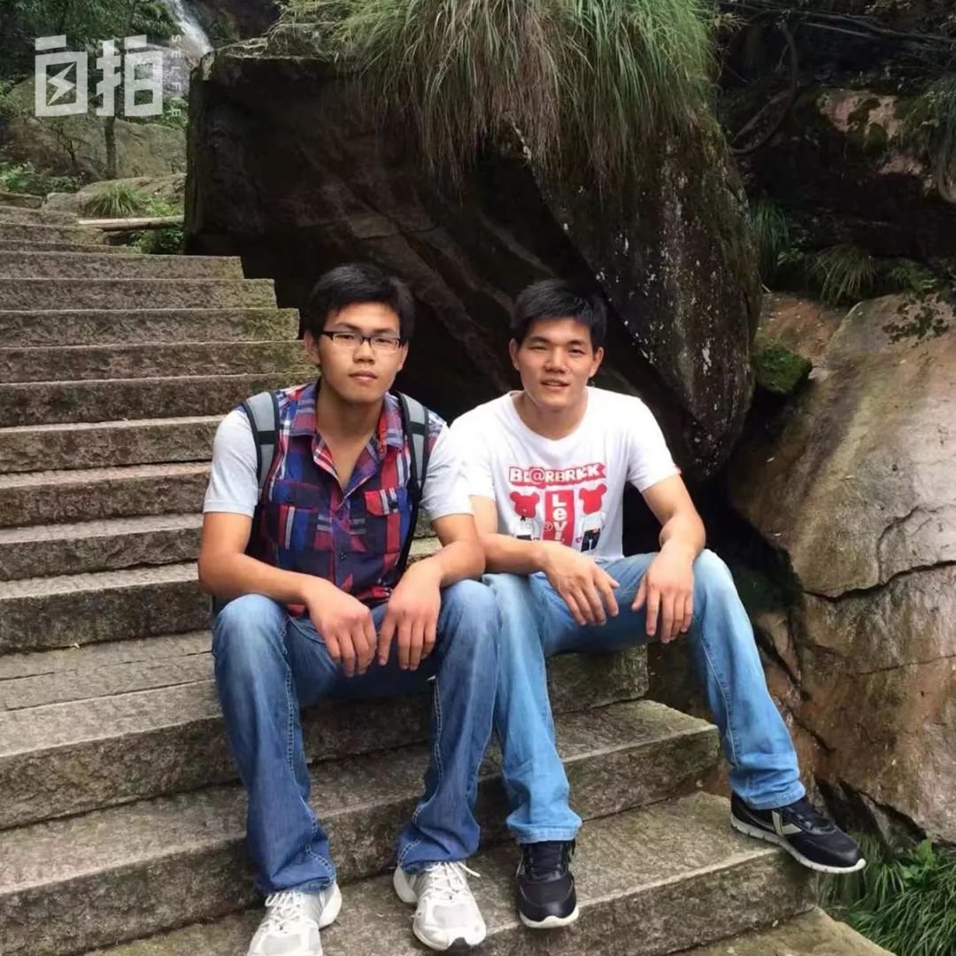 我和弟弟(左一),高中时一起在校附近租房,虽然经常吵,但让是陪伴我最久的亲人。