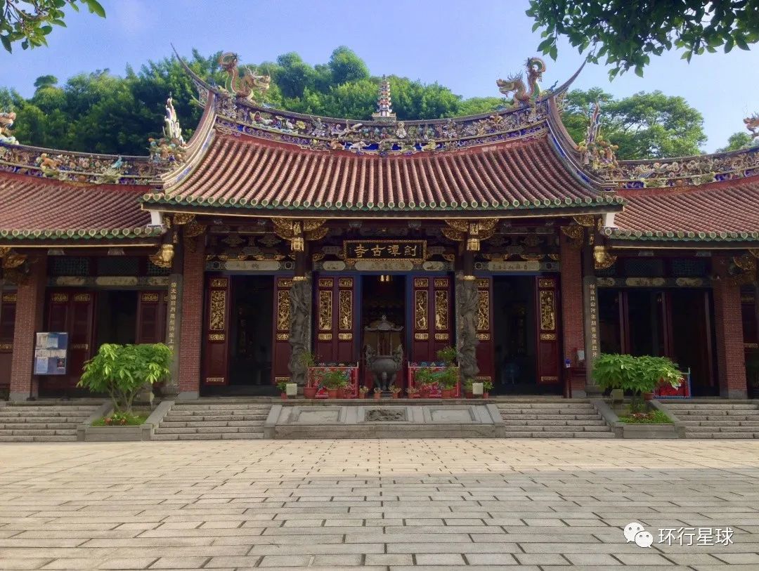 谭寺原迁至今大佳国小校地,后因设校,又迁至大直现址,为台北市中山区北安里北安路805巷6号。 图:Wikimedia Commons