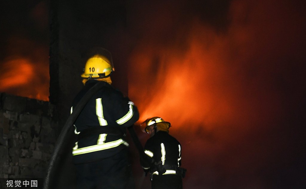 当地时间2022年12月10日，扎波罗热地区，梅利托波尔，遭遇炮击之后，消防队员在扑灭大火。（视觉中国）