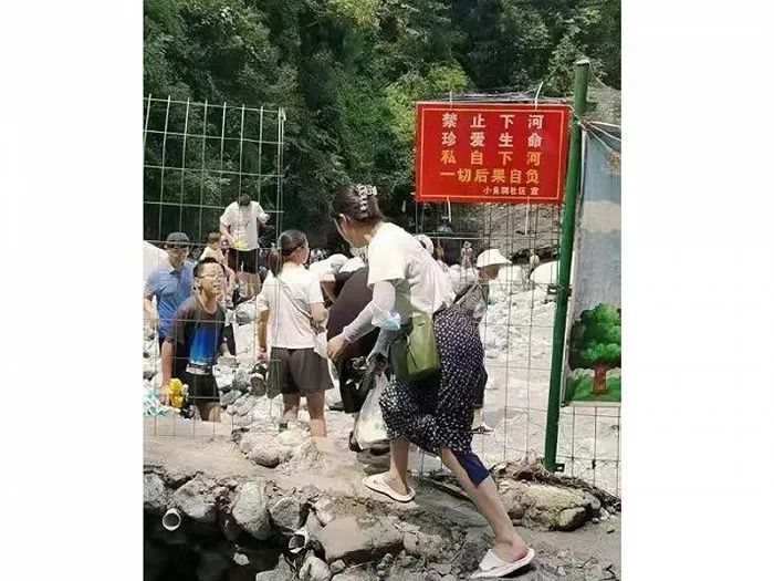 有网友发布图片称龙漕沟附近的铁丝网被游客破坏，其上也悬挂有红色警示牌，提醒“禁止下河、珍爱生命”