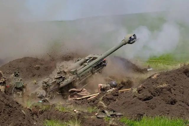 美军（上）使用的M777榴弹炮，红圈处即为数字化火控系统，提供给乌军（下）的同款榴弹炮已拆除该设备。