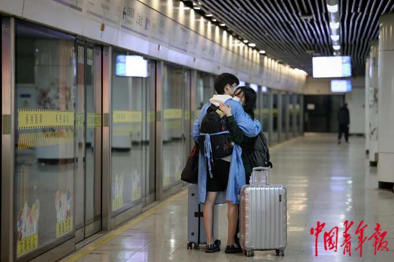 5月22日，上海地铁虹桥路站，一对大学生情侣在地铁站内相拥而别。他们从学校离开后，乘地铁回各自家中，一位住在杨浦区，一位住在闵行区。男生说，下次见面，也许要等到上海“解封”以后。中青报·中青网记者 李强/摄