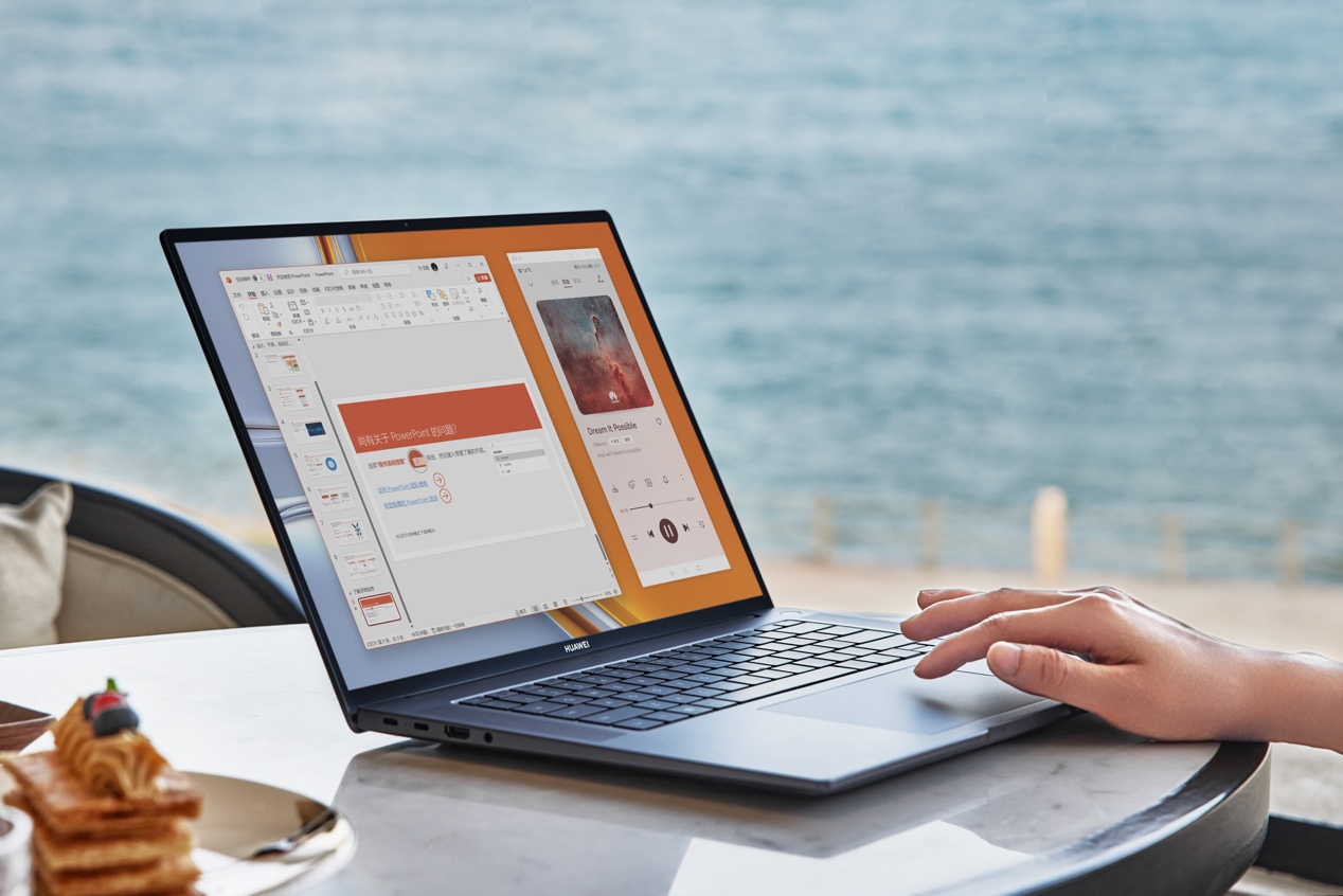 桌子上放着笔记本电脑前的人中度可信度描述已自动生成