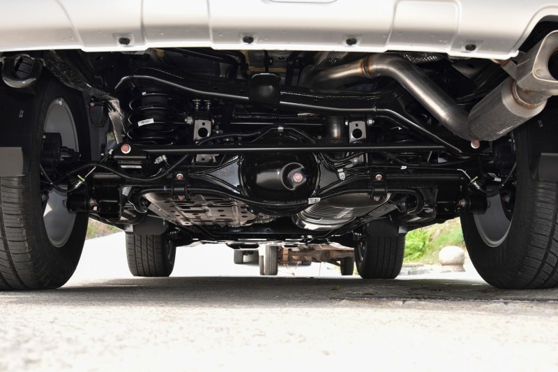 在大部分路况驾驶下,哈弗h9的底盘都显得四平八稳,开起来比较惬意.