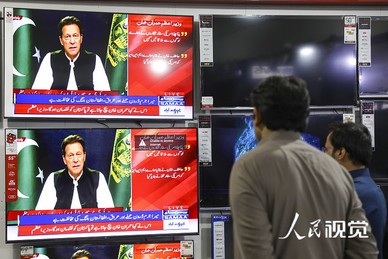当地时间2022年4月8日，巴基斯坦拉瓦尔品第，民众在电视前观看巴基斯坦总理伊姆兰·汗发表的全国讲话。