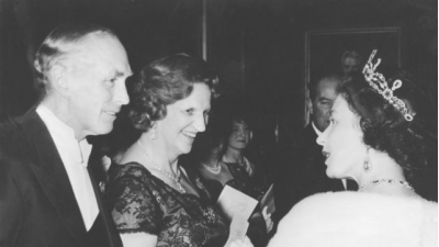 1964年，英国女王伊丽莎白二世在一次宴会上与首相亚历克&middot;道格拉斯-霍姆及夫人说话。图自BBC