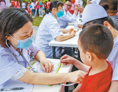 近年来,福建三明市扎实推进医药卫生体制改革,不断提升群众医疗保障水平。图为医生在为儿童义诊。范淑华摄(影像中国)