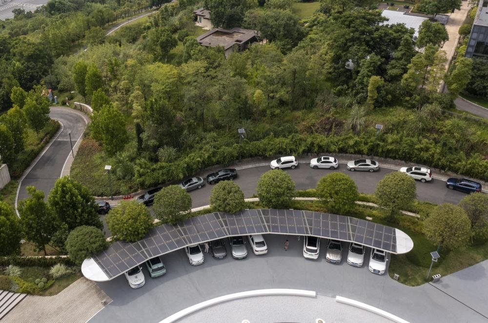 2022年6月16日拍摄的已建成投用的重庆首座光伏充电发用一体充电站（无人机照片）。新华社记者 刘潺 摄