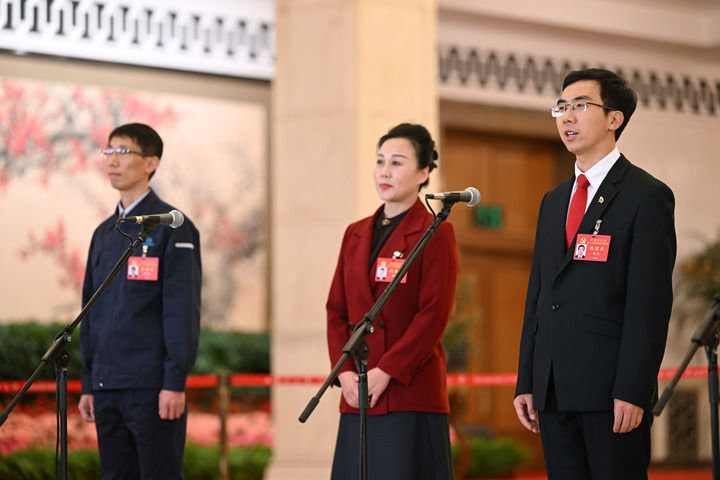 洪家光、杨浪浪、周雷代表（自左至右）在“党代表通道”接受采访。新华社记者 金良快 摄