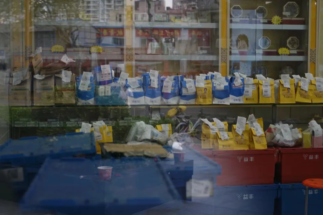 4月12日， 上海市黄浦区，在被划分为防范区的豫园街道，一家营业的药店柜台上摆满了等待配送的药。中青报·中青网记者 李强/摄