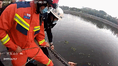 救人×12,这个民警太牛了