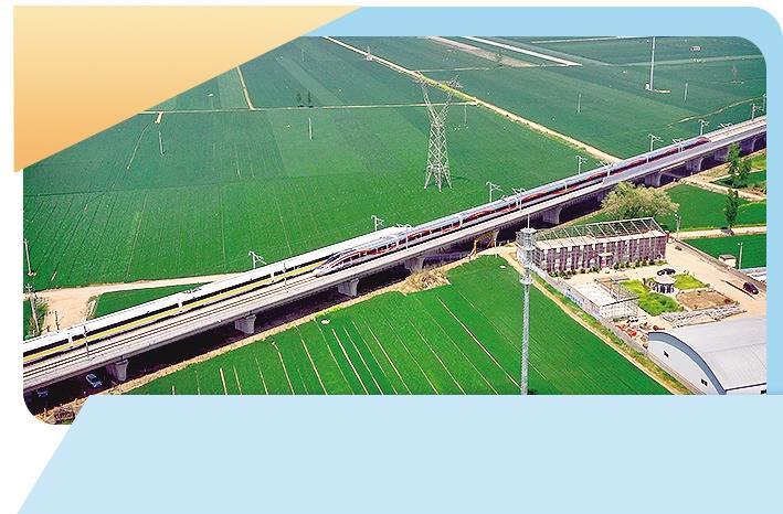 世界领先的新型复兴号高速综合检测列车，在济南至郑州高铁濮阳至郑州段展开交会试验。（资料图片）