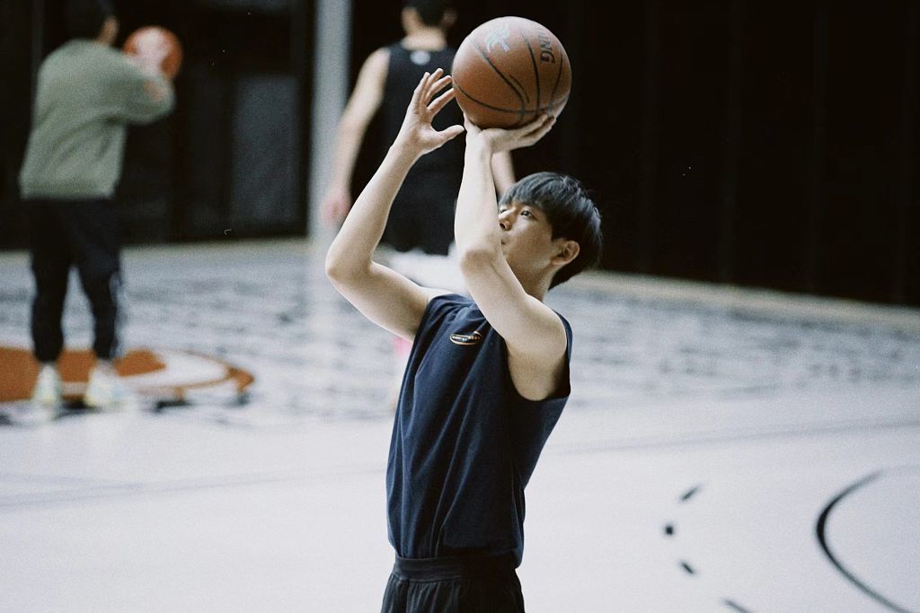 李现卡点发布一组打篮球随拍运动感十足肌肉线条瞩目