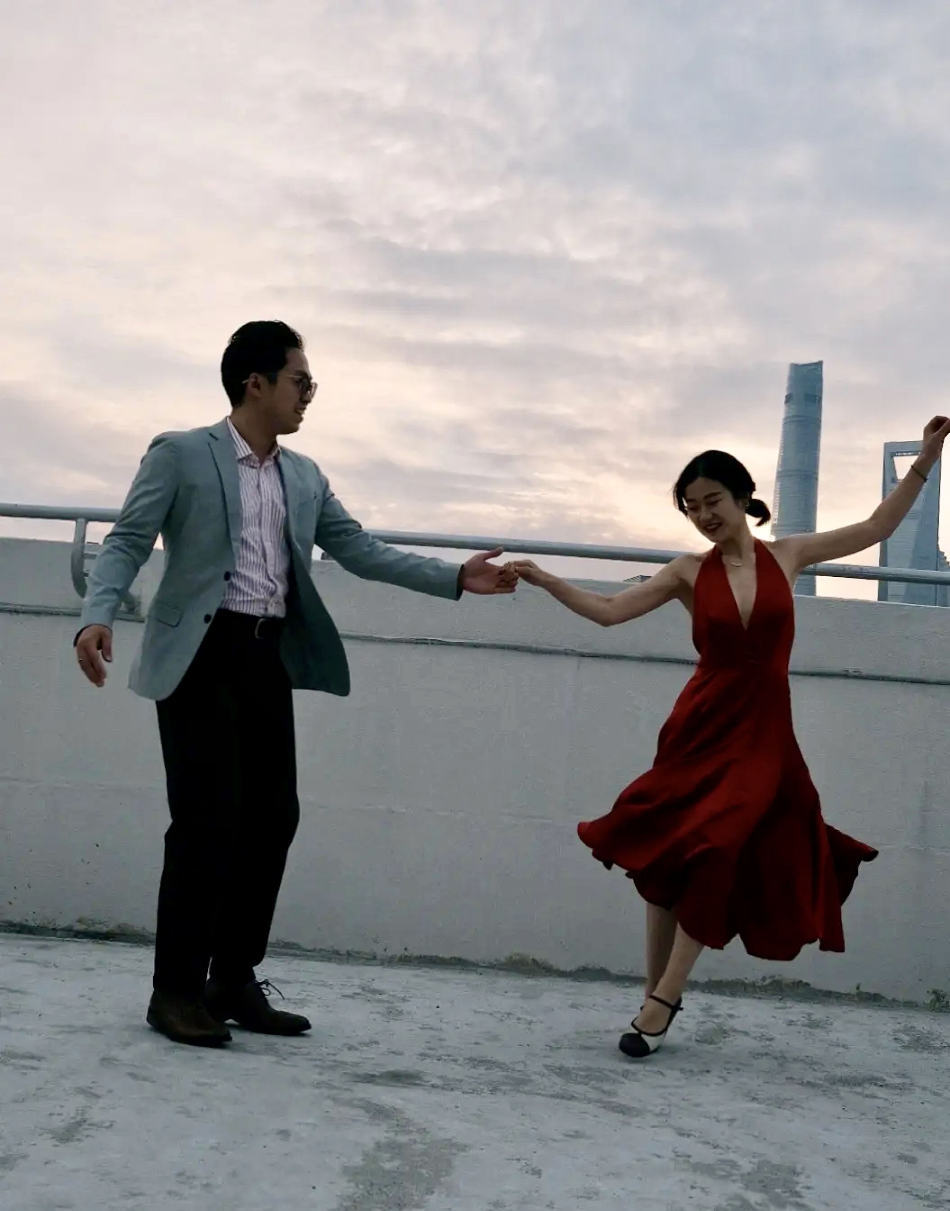 两人在楼顶天台跳舞. 受访者供图