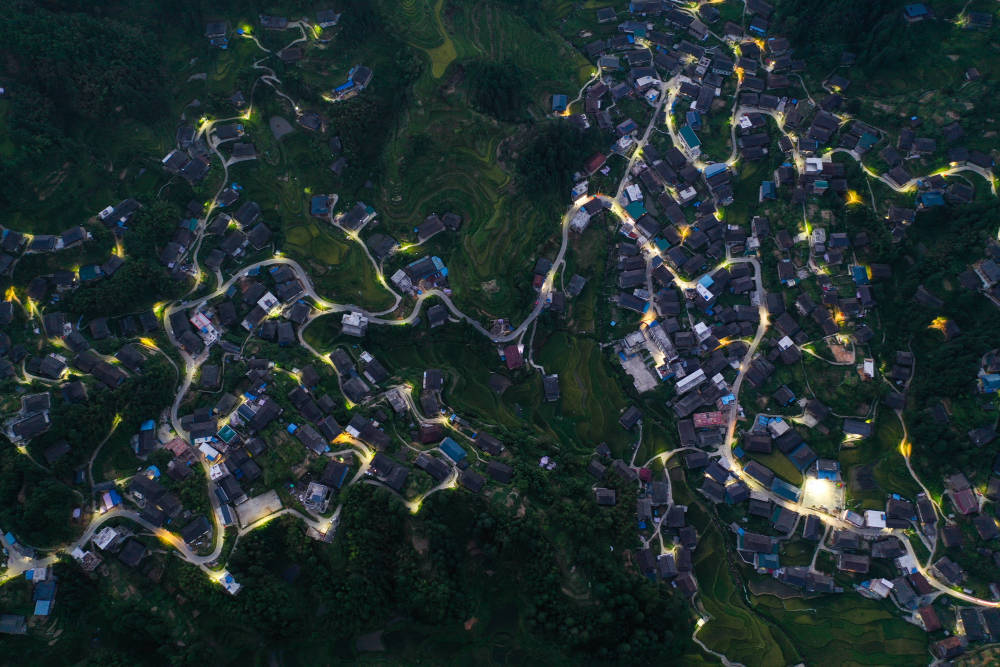 这是广西融水苗族自治县杆洞乡锦洞村夜景（无人机照片，2021年8月30日摄）。新华社记者 黄孝邦 摄