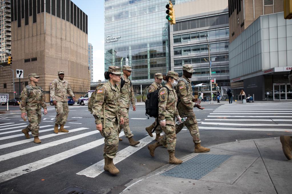2020年4月8日，在美国纽约，美军士兵从一家医院外走过。新华社发 （郭克摄）