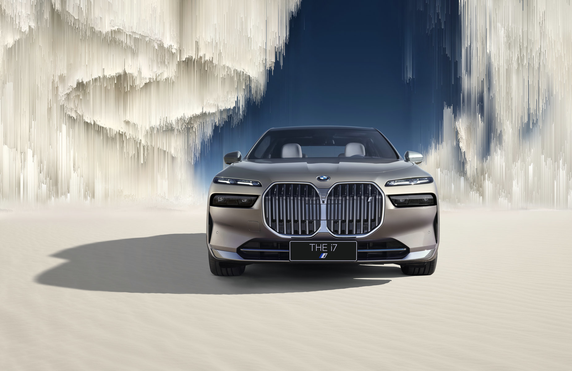 BMW i7携全新BMW 7系家族成员到店，首批车主将获限量版艺术版画