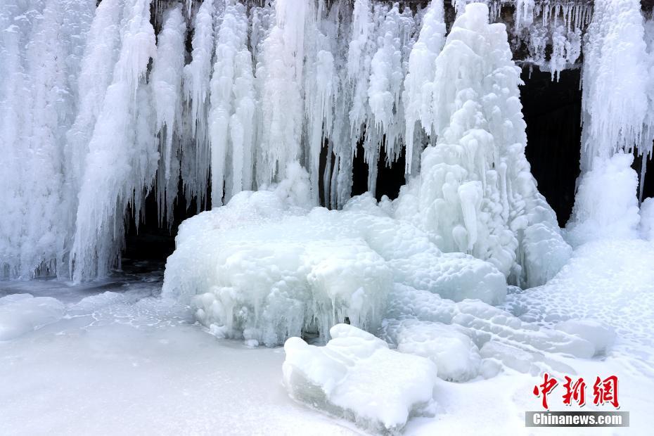 冰瀑无数条冰柱晶莹剔透、洁白无瑕、层层叠叠,美不胜收。 栾维敬 摄