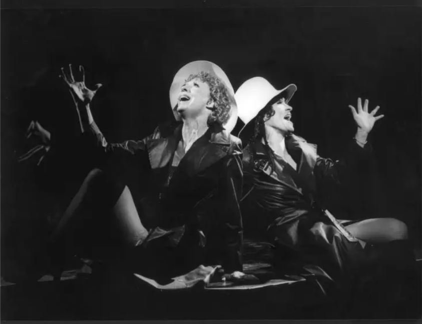 1975年音乐剧《芝加哥》首演，格温&middot;沃顿饰萝西&middot;哈特、奇塔&middot;里韦拉饰维尔玛&middot;凯莉