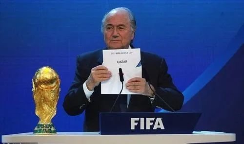 2010年12月2日，时任国际足联主席布拉特打开白色信封，随后宣布卡塔尔获得2022年世界杯主办权。图源：GJ